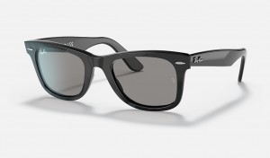 Ray-Ban Wayfarer Sunglasses Black and Grey RB2140
